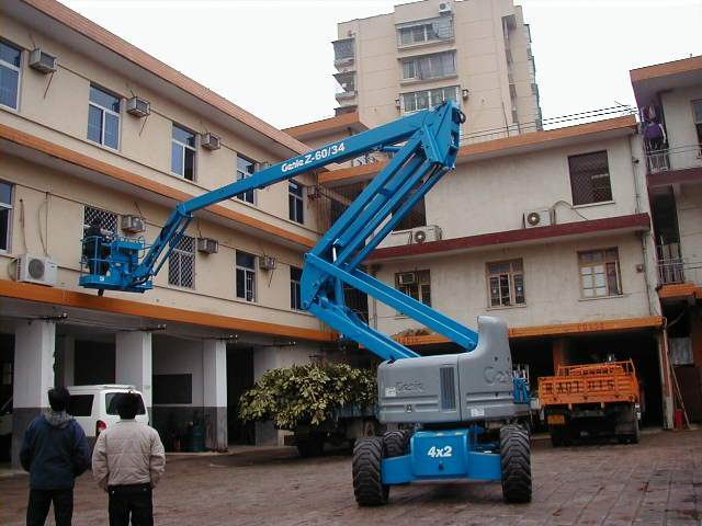 高空作業(yè)車與救護(hù)車 兩種特殊車輛在公共服務(wù)中的角色